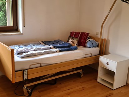 Rollstuhlgerechte Unterkunft - Bayern - 1.. Schlafzimmer mit Blick auf den Garten
TV Satellit mit Smart Funktion
Pflegebett mit Bettgalgen
 - Pflegepension am Hopfengarten 5