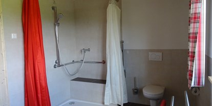 Rollstuhlgerechte Unterkunft - Schwarzwald - Großzügige Dusche und WC im Tageslichtbad, Duschhocker und unterfahrbares Waschbecken vorhanden - Mooshof