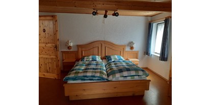 Rollstuhlgerechte Unterkunft - Schwarzwald - Schlafzimmer ebenerdig für Rollstuhlfahrer - Demond , Ferienwohnungen "Bregblick" Wohnung "Bergahorn"