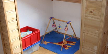 Rollstuhlgerechte Unterkunft - Schwarzwald - 2. Stock Spielbereich Kinderschlafzimmer - Demond , Ferienwohnungen "Bregblick" Wohnung "Bergahorn"