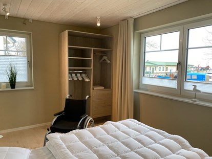 Rollstuhlgerechte Unterkunft - Meer - Barrierefreies Schlafzimmer mit höhenverstellbaren Lattenrost  - Resort Stettiner Haff