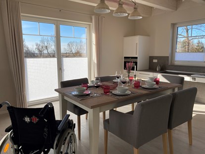 Rollstuhlgerechte Unterkunft - Unterkunftsart: Ferienhaus - Esszimmertisch und Küche - Resort Stettiner Haff