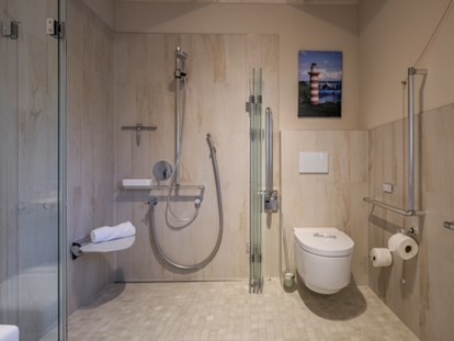 Rollstuhlgerechte Unterkunft - Meer - Eines der barrierefreien Badezimmer - Resort Stettiner Haff