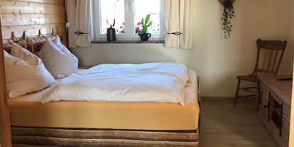 Rollstuhlgerechte Unterkunft - Schleswig-Holstein - Schlafzimmer mit 2 x 2 m Boxspringbett mit elektrisch verstellbaren Kopf-/Fussteilen, Smart-TV - Country holiday 
