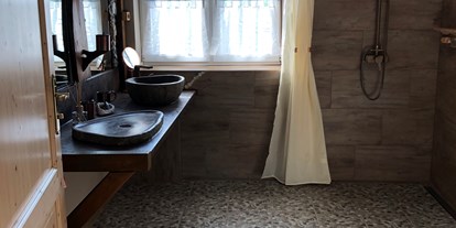 Rollstuhlgerechte Unterkunft - Ostsee - Bad mit bodengleicher Dusche, unterfahrbarem Waschtisch, WC mit Haltebügel (einseitig, klappbar)
Seife, WC Papier, Kosmetiktücher werden gestellt - Country holiday 