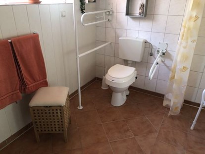 Rollstuhlgerechte Unterkunft - Unterkunftsart: Ferienhaus - Rollstuhlgerechtes Badezimmer - Landhaus Sonnens Huus