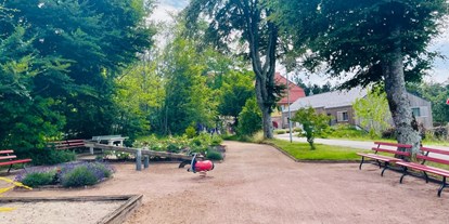 Rollstuhlgerechte Unterkunft - Schwarzwald - Der Spielplatz gegenüber der Ferienwohnungen - Ferienwohnung Westweg