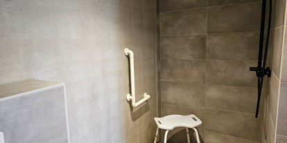 Rollstuhlgerechte Unterkunft - Schwimmbad - ebenerdig, befahrbare Dusche (118 cm breit) - Erdhausapartment OST