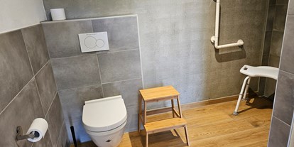 Rollstuhlgerechte Unterkunft - Schwimmbad - Dusche mit Haltegriff und auf Wunsch mit Duschstuhl - Erdhausapartment OST