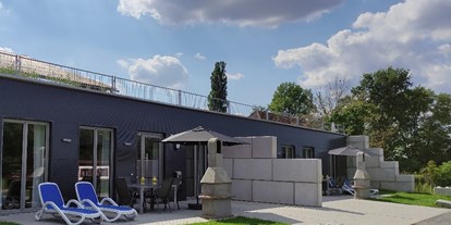 Rollstuhlgerechte Unterkunft - Bayern - Eingangsbereich mit Terrasse und Grill, eigener Parkplatz - Erdhausapartment OST