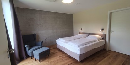Rollstuhlgerechte Unterkunft - Bayern - erstes Schlafzimmer mit Doppelbett (1,80m x 2,00m) Boxspringbett - Erdhausapartment OST