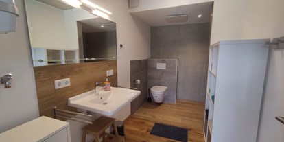 Rollstuhlgerechte Unterkunft - Bayern - Badezimmer mit unterfahrbarem Waschtisch - Erdhausapartment OST