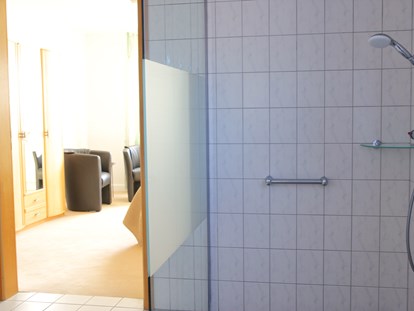 Rollstuhlgerechte Unterkunft - Blick vom Bad ins Schlafzimmer… - Groot Huus