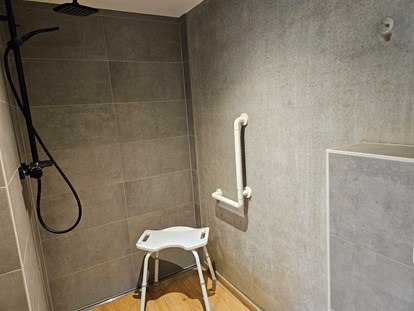 Rollstuhlgerechte Unterkunft - Unterkunftsart: Ferienwohnung - ebenerdig, befahrbare Dusche (118 cm breit) - Erdhausapartment WEST
