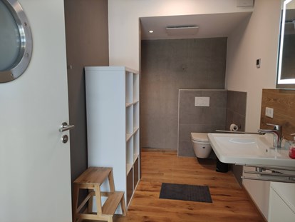 Rollstuhlgerechte Unterkunft - Unterkunftsart: Ferienhaus - Badezimmer mit unterfahrbarem Waschtisch - Erdhausapartment WEST