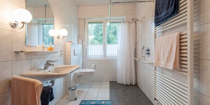 Rollstuhlgerechte Unterkunft - Niedersachsen - behindertengerechtes Bad in der Unterwohnung inkl. Duschsitz und mobile Armlehnen an der Toilette - Landhaus Ehren