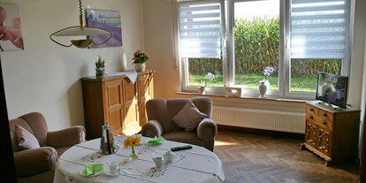Rollstuhlgerechte Unterkunft - Niedersachsen - Wohnzimmer in der Unterwohnung, erweiterbar (Schiebetür) durch ein angrenzendes Wohn- und Schlafzimmer - Landhaus Ehren