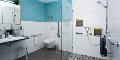 Rollstuhlgerechte Unterkunft - Bayern - Bad mit klappbarer Glas-Duschwand - FeWo Loisachgold