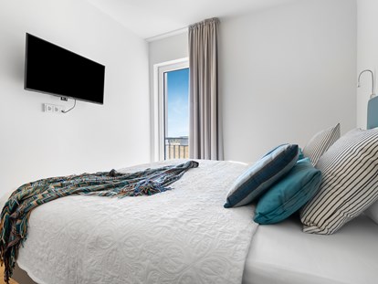 Rollstuhlgerechte Unterkunft - Unterkunftsart: Ferienwohnung - Schlafzimmer mit einem Doppelbett und BLick auf die Ostsee  - Ocean Terrace 