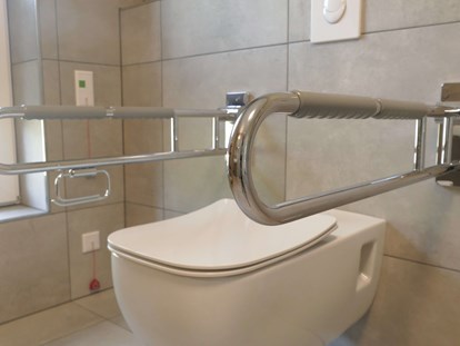 Rollstuhlgerechte Unterkunft - Niedersachsen - Toilette mit Alarmknopf - Haus-am-See