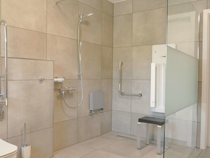 Rollstuhlgerechte Unterkunft - Schwimmbad - Dusche mit Duschstuhl - Haus-am-See