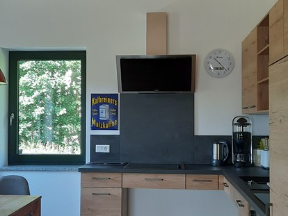 Rollstuhlgerechte Unterkunft - Unterkunftsart: Ferienwohnung - unterfahrbare Küche mit Blick ins Grüne. - Ferienhaus Wollinger
