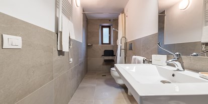 Rollstuhlgerechte Unterkunft - Schwimmbad - Rollstuhlgängiges Badezimmer - Agriturismo La Collina degli Olivi