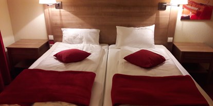 Rollstuhlgerechte Unterkunft - Unterkunftsart: Hotel - Doppelbett des rollstuhlgerechten Hotels im Schwarzwald - Nashira Kurpark Hotel****