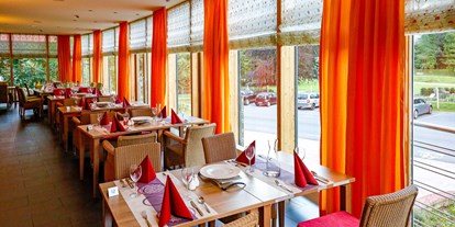 Rollstuhlgerechte Unterkunft - Baden-Württemberg - Restaurant mit Panoramablick auf den Kurpark - Nashira Kurpark Hotel****