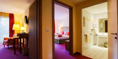 Rollstuhlgerechte Unterkunft - Schwarzwald - Rollstuhlgerechtes Zimmer mit unterfahrbarem Waschbecken. 55 der 110 Zimmer sind für Rollstuhlfahrer geeignet. - Nashira Kurpark Hotel****