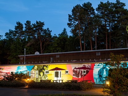 Rollstuhlgerechte Unterkunft - Unterkunftsart: Ferienwohnung - Veranstaltungsgebäude bei Nacht - IDA Integrationsdorf Arendsee