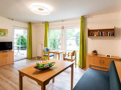 Rollstuhlgerechte Unterkunft - Unterkunftsart: Ferienhaus - Beispiel Wohnzimmer 1 - IDA Integrationsdorf Arendsee