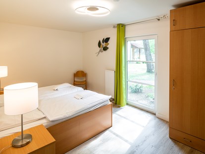 Rollstuhlgerechte Unterkunft - Unterkunftsart: Ferienwohnung - Beispiel Schlafzimmer 1 - IDA Integrationsdorf Arendsee