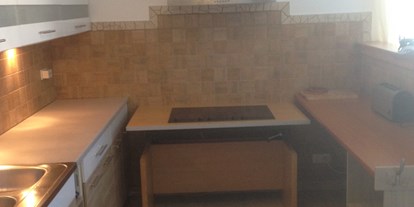 Rollstuhlgerechte Unterkunft - Küche mit unterfahrbare Kochplatte von Apartment nr8 - DeltaS Appartmani - Rollstuhl und Behindertengerechte Apartments Rab - Kroatien