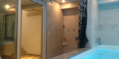 Rollstuhlgerechte Unterkunft - Schwimmbad - Von der Dusche kann man bis im Pool mit Hilfe vom Deckelifter
 - DeltaS Appartmani - Rollstuhl und Behindertengerechte Apartments Rab - Kroatien
