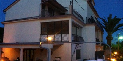 Rollstuhlgerechte Unterkunft - Meer - DeltaS Appartmani im Abendlicht - DeltaS Appartmani - Rollstuhl und Behindertengerechte Apartments Rab - Kroatien