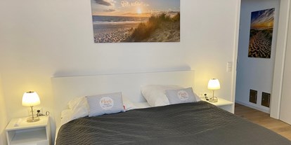 Rollstuhlgerechte Unterkunft - Schleswig-Holstein - Schlafzimmer 1 - Baecker Ferienvermietung und Immobilien