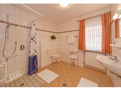 Rollstuhlgerechte Unterkunft - Bayern - Behindertengerechtes Badezimmer - Hotel zum Hirschen