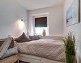 Rollstuhl-Urlaub: Schlafzimmer mit verstellbarem Einzelbett - Luxusferienwohnung Hafenkino in Kappeln/Olpenitz