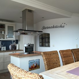 Rollstuhl-Urlaub: Komfortküche mit umfahrbarer Kochinsel Ferienhaus"Rügen-Traum" - Ferienhaus“Rügen-Traum“ für bis zu 8 Personen auf Rügen