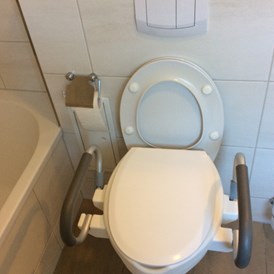 Rollstuhl-Urlaub: Bei Bedarf mit Toiletten Griffen  - Ferienhaus am LEWITZrand