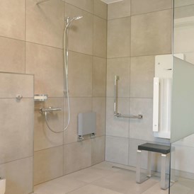 Rollstuhl-Urlaub: Dusche mit Duschstuhl - Haus-am-See
