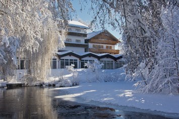 Rollstuhl-Urlaub: Parkseite Winter - Hotel zum Hirschen